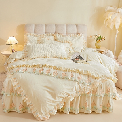 91家纺网 家纺一手货源 找家纺 （总）瑞宝 2025新款高克重宝宝绒刺绣床裙四件套-粉黛