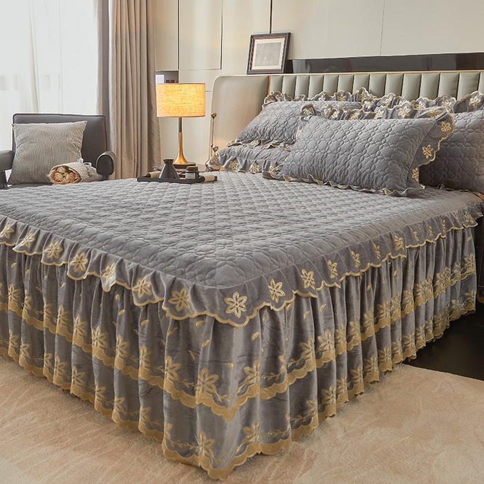 91家纺网 家纺一手货源 找家纺 虹星家纺 2024新款可拆卸宝宝绒夹棉床裙三件套-盛世芳华 盛世芳华 梦灰