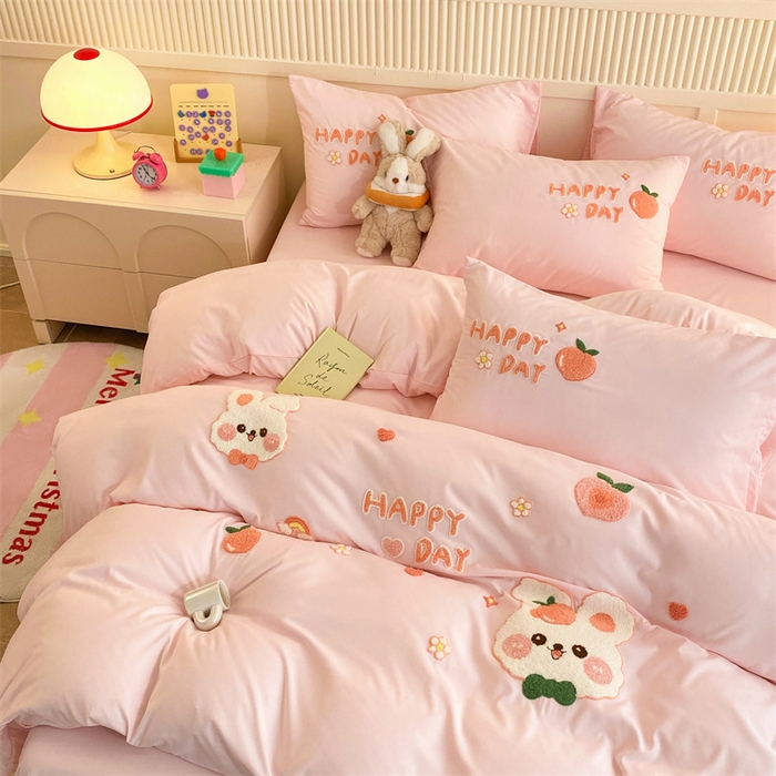 91家纺网 家纺一手货源 找家纺 一左一右 2024新款亲肤磨毛水洗棉立体毛巾绣花卡通四件套儿童学生三件套床笠（提供买家秀） 快乐兔兔-粉玉