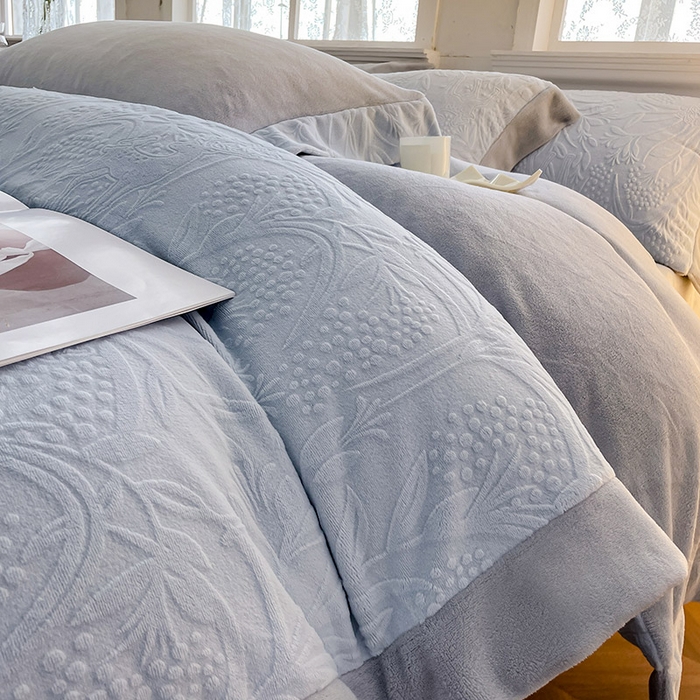 91家纺网 家纺一手货源 找家纺 2024新款A类雕花绒牛奶绒四件套宝宝绒婴儿绒床单被套保暖套件新品-米鹿提 琉璃蓝