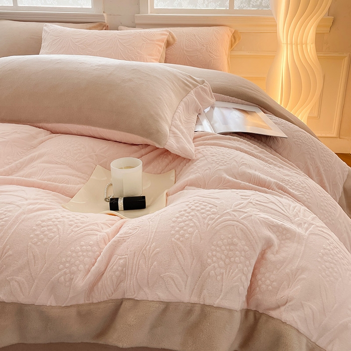 91家纺网 家纺一手货源 找家纺 2024新款A类雕花绒牛奶绒四件套宝宝绒婴儿绒床单被套保暖套件新品-米鹿提 白桃色