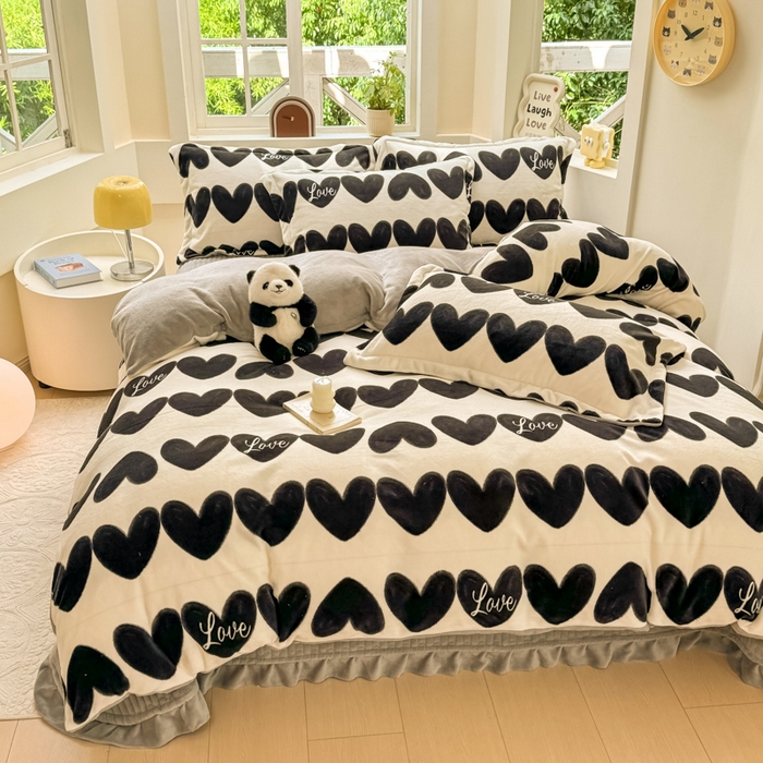 91家纺网 家纺一手货源 找家纺 梦可莱家居 2024秋冬牛奶绒韩系ins印花床盖四件套 黑爱心
