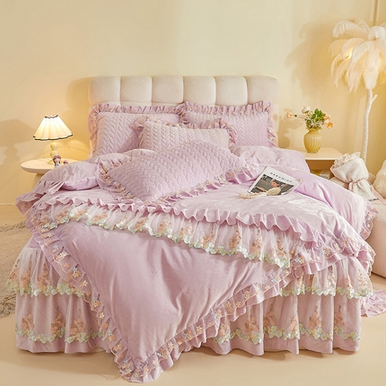 91家纺网 家纺一手货源 找家纺 （总）瑞宝 2025新款高克重宝宝绒刺绣床裙四件套-粉黛