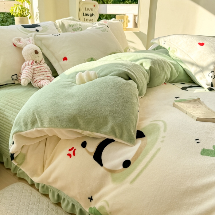 91家纺网 家纺一手货源 找家纺 梦可莱家居 2024秋冬牛奶绒韩系ins印花床盖四件套 绿熊猫