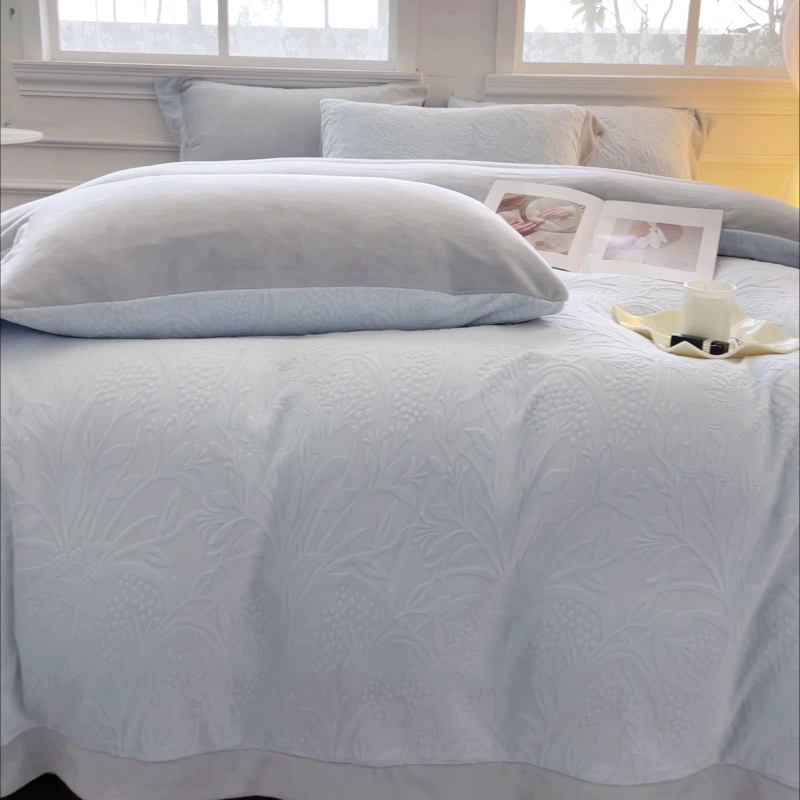 91家纺网 家纺一手货源 找家纺 2024新款A类雕花绒牛奶绒四件套宝宝绒婴儿绒床单被套保暖套件新品-米鹿提 琉璃蓝