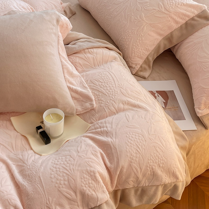 91家纺网 家纺一手货源 找家纺 2024新款A类雕花绒牛奶绒四件套宝宝绒婴儿绒床单被套保暖套件新品-米鹿提 白桃色