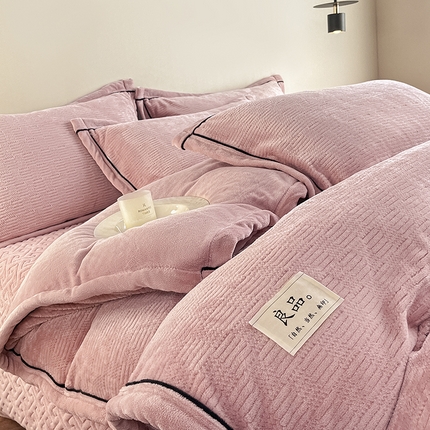 91家纺网 家纺一手货源 找家纺 （总）欧邦 新款提花针织绒牛奶绒夹棉床盖四件套初见系列