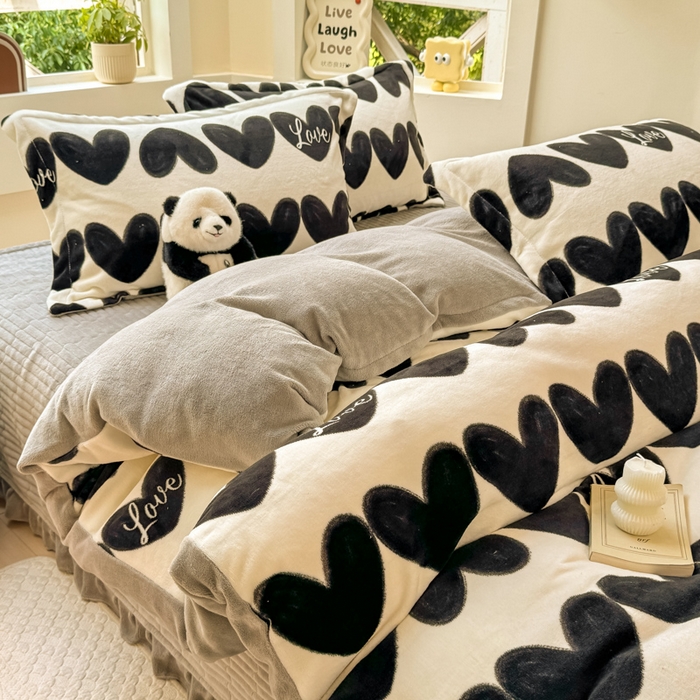 91家纺网 家纺一手货源 找家纺 梦可莱家居 2024秋冬牛奶绒韩系ins印花床盖四件套 黑爱心