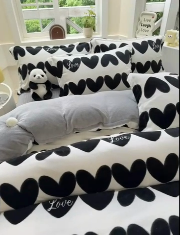 91家纺网 家纺一手货源 找家纺 梦可莱家居 2024秋冬牛奶绒韩系ins印花床盖四件套 黑爱心