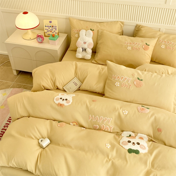 91家纺网 家纺一手货源 找家纺 一左一右 2024新款亲肤磨毛水洗棉立体毛巾绣花卡通四件套儿童学生三件套床笠（提供买家秀） 快乐兔兔-鹅黄