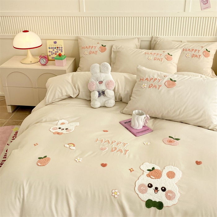 91家纺网 家纺一手货源 找家纺 一左一右 2024新款亲肤磨毛水洗棉立体毛巾绣花卡通四件套儿童学生三件套床笠（提供买家秀） 快乐兔兔-奶白
