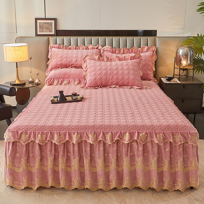 91家纺网 家纺一手货源 找家纺 虹星家纺 2024新款可拆卸宝宝绒夹棉床裙三件套-盛世芳华 盛世芳华 梦粉