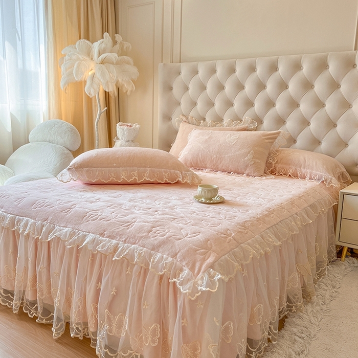 91家纺网 家纺一手货源 找家纺 （总）网红馆（ck家纺） 2025新款雕花绒牛奶绒床裙三件套-蝴蝶梦境