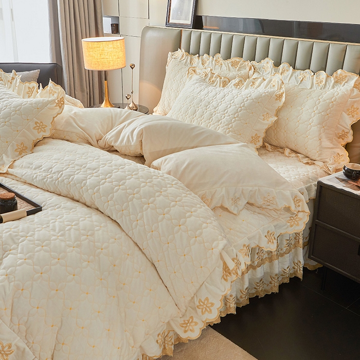 91家纺网 家纺一手货源 找家纺 虹星家纺 2024新款可拆卸宝宝绒夹棉床裙三四件套-盛世芳华 盛世芳华 奶白