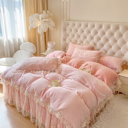 91家纺网 家纺一手货源 找家纺 网红馆（ck家纺） 2025新款雕花绒牛奶绒重工艺床裙四件套--蝴蝶梦境 樱粉