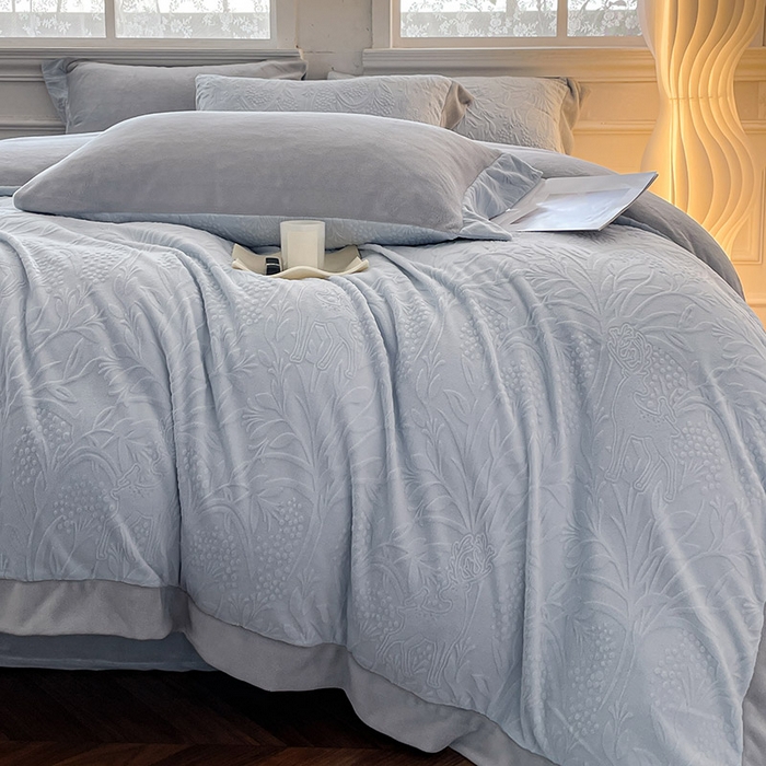 91家纺网 家纺一手货源 找家纺 2024新款A类雕花绒牛奶绒四件套宝宝绒婴儿绒床单被套保暖套件新品-米鹿提 琉璃蓝