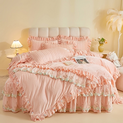 91家纺网 家纺一手货源 找家纺 （总）瑞宝 2025新款高克重宝宝绒刺绣床裙四件套-粉黛