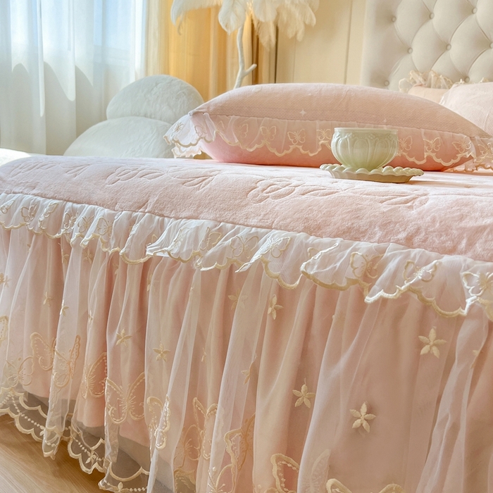 91家纺网 家纺一手货源 找家纺 （总）网红馆（ck家纺） 2025新款雕花绒牛奶绒床裙三件套-蝴蝶梦境