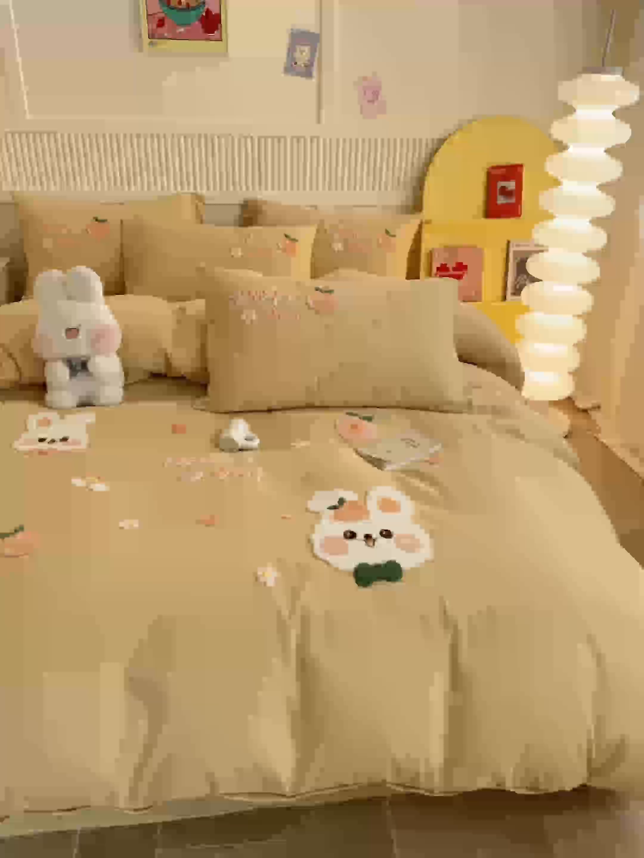 91家纺网 家纺一手货源 找家纺 一左一右 2024新款亲肤磨毛水洗棉立体毛巾绣花卡通四件套儿童学生三件套床笠（提供买家秀） 快乐兔兔-鹅黄