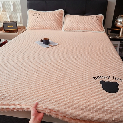 91家纺网 家纺一手货源 找家纺 极简 2024新款獭免绒刺绣款床笠-维尼熊 维尼熊-肉粉