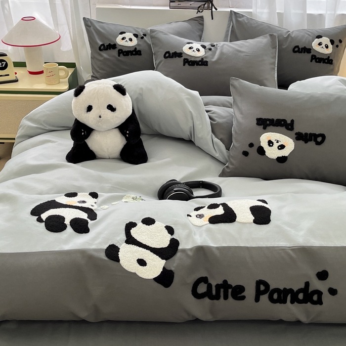 91家纺网 家纺一手货源 找家纺 一左一右 2024新款亲肤磨毛水洗棉拼接立体毛巾绣花卡通四件套儿童学生三件套床笠（提供买家秀） 熊猫派对-灰色