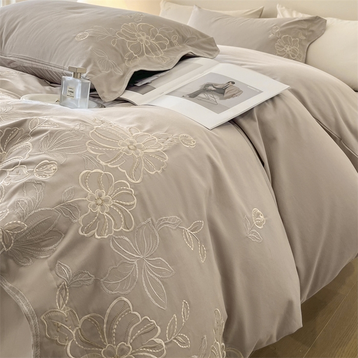 91家纺网 家纺一手货源 找家纺 艾莱家纺 2024新款A类新疆长绒棉加厚柔顺磨毛四件套-烂漫花开（风格二） 花开烂漫-大麦灰