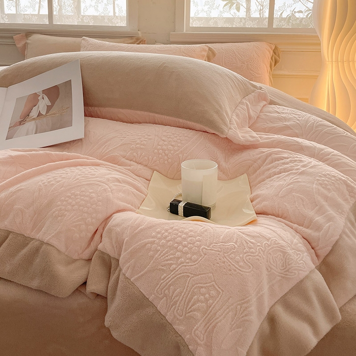 91家纺网 家纺一手货源 找家纺 2024新款A类雕花绒牛奶绒四件套宝宝绒婴儿绒床单被套保暖套件新品-米鹿提 白桃色