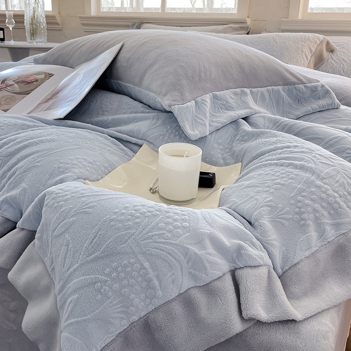 91家纺网 家纺一手货源 找家纺 2024新款A类雕花绒牛奶绒四件套宝宝绒婴儿绒床单被套保暖套件新品-米鹿提 琉璃蓝