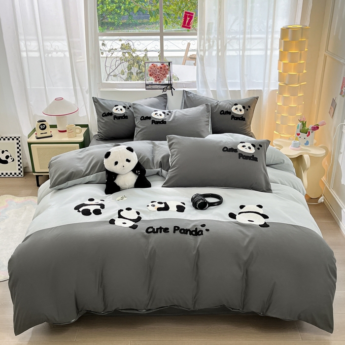 91家纺网 家纺一手货源 找家纺 一左一右 2024新款亲肤磨毛水洗棉拼接立体毛巾绣花卡通四件套儿童学生三件套床笠（提供买家秀） 熊猫派对-灰色