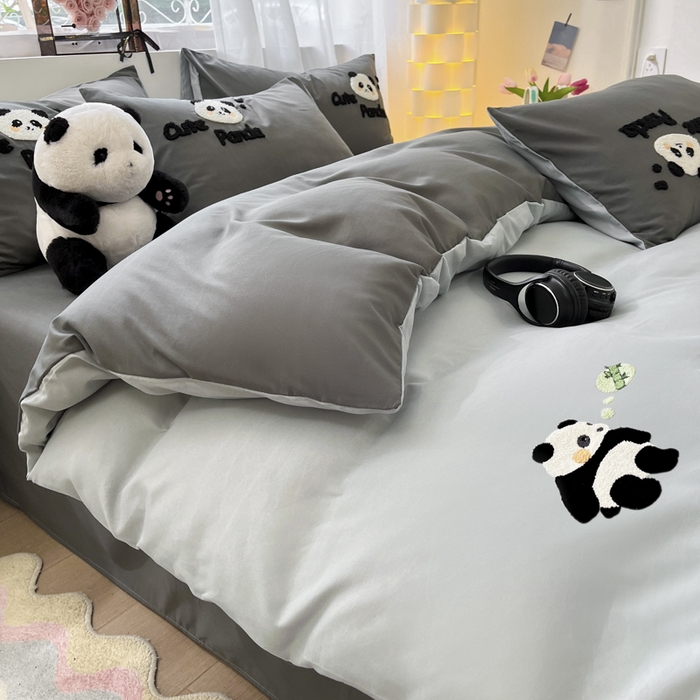 91家纺网 家纺一手货源 找家纺 一左一右 2024新款亲肤磨毛水洗棉拼接立体毛巾绣花卡通四件套儿童学生三件套床笠（提供买家秀） 熊猫派对-灰色