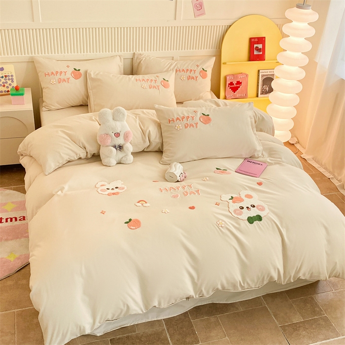 91家纺网 家纺一手货源 找家纺 一左一右 2024新款亲肤磨毛水洗棉立体毛巾绣花卡通四件套儿童学生三件套床笠（提供买家秀） 快乐兔兔-奶白