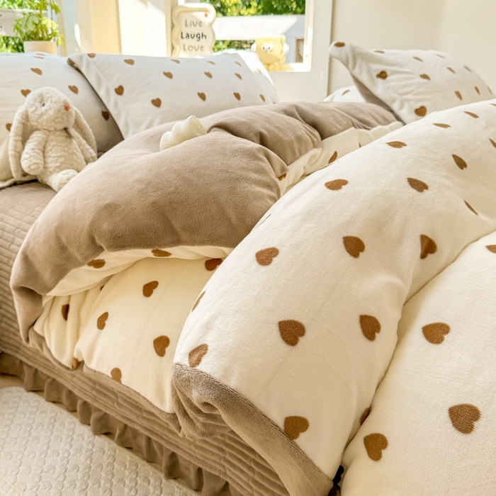 91家纺网 家纺一手货源 找家纺 梦可莱家居 2024秋冬牛奶绒韩系ins印花床盖四件套 卡爱心