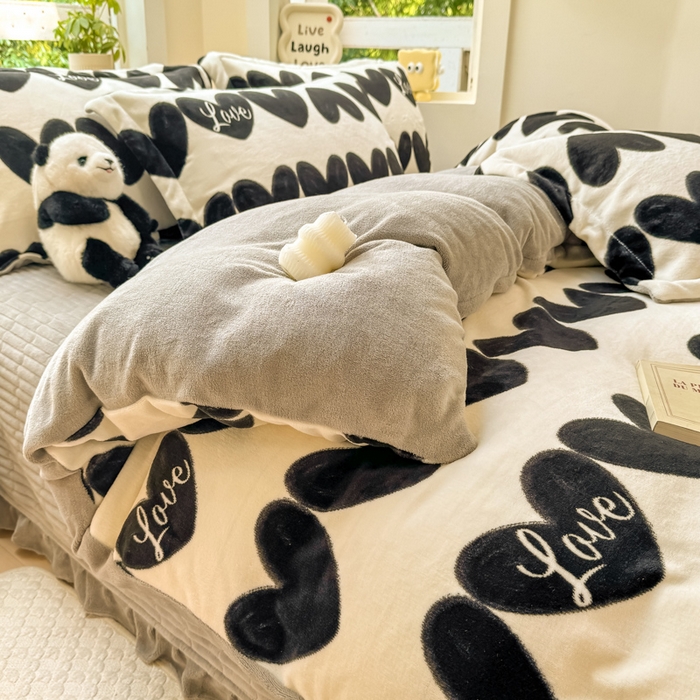 91家纺网 家纺一手货源 找家纺 梦可莱家居 2024秋冬牛奶绒韩系ins印花床盖四件套 黑爱心