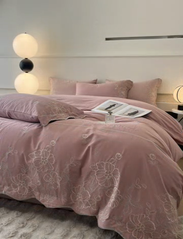 91家纺网 家纺一手货源 找家纺 艾莱家纺 2024新款A类新疆长绒棉加厚柔顺磨毛四件套-烂漫花开（风格二） 花开烂漫-玉豆沙