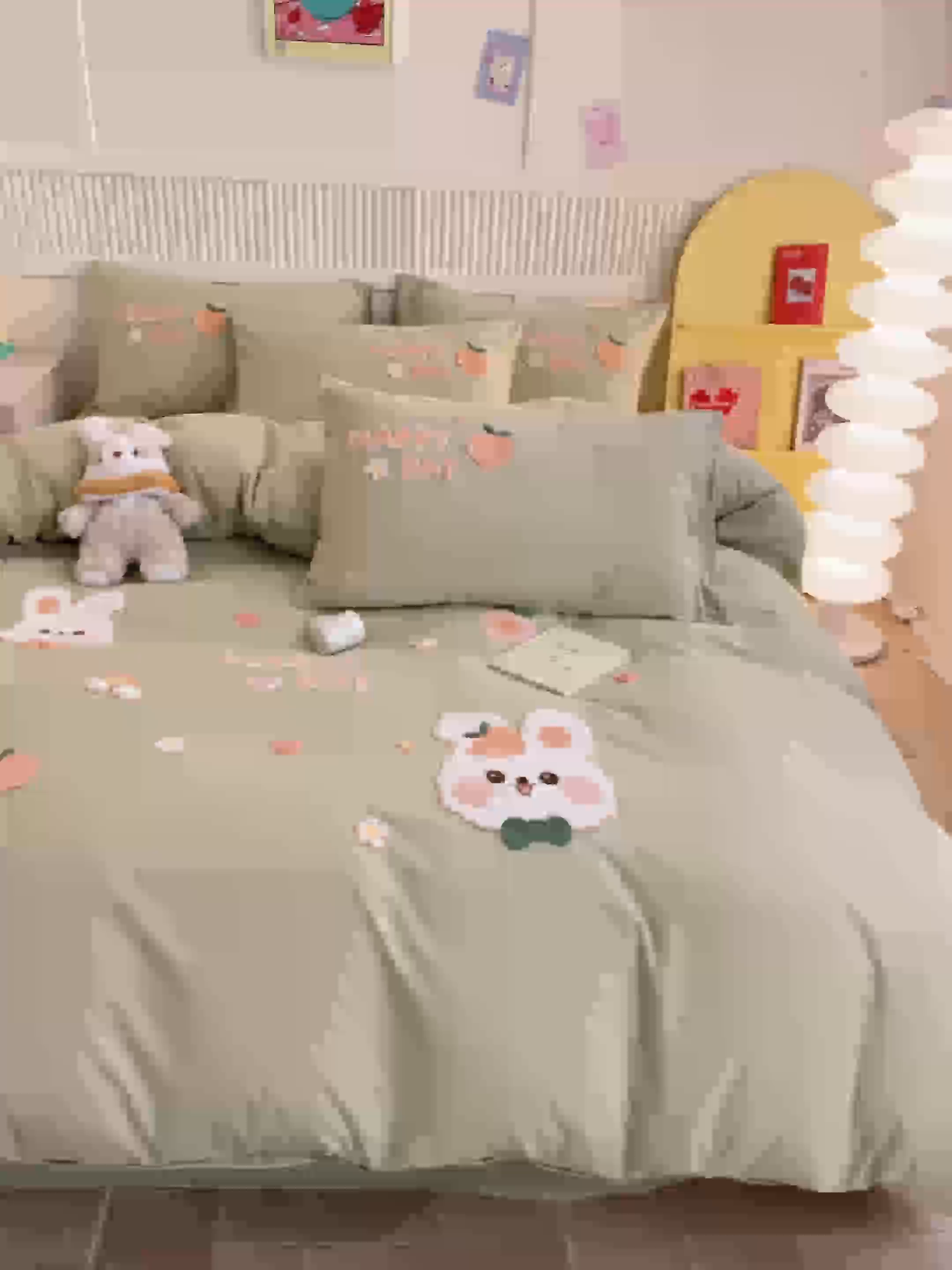 91家纺网 家纺一手货源 找家纺 一左一右 2024新款亲肤磨毛水洗棉立体毛巾绣花卡通四件套儿童学生三件套床笠（提供买家秀） 快乐兔兔-浅绿