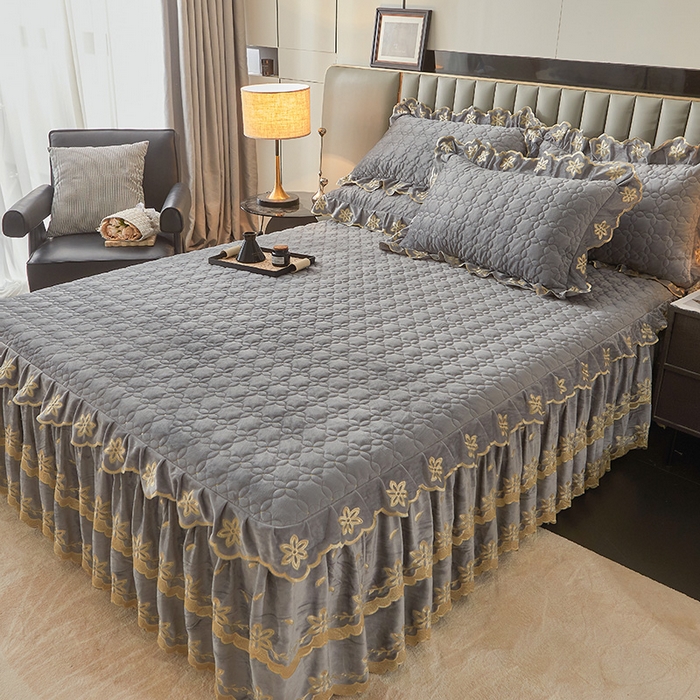 91家纺网 家纺一手货源 找家纺 虹星家纺 2024新款可拆卸宝宝绒夹棉床裙三件套-盛世芳华 盛世芳华 梦灰