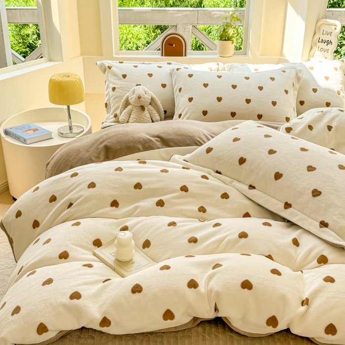 91家纺网 家纺一手货源 找家纺 梦可莱家居 2024秋冬牛奶绒韩系ins印花床盖四件套 卡爱心