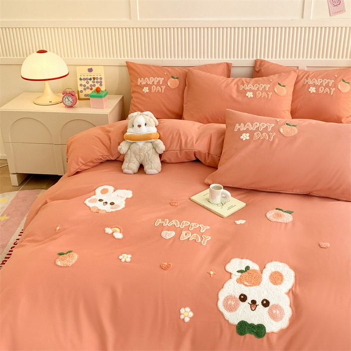 91家纺网 家纺一手货源 找家纺 一左一右 2024新款亲肤磨毛水洗棉立体毛巾绣花卡通四件套儿童学生三件套床笠（提供买家秀） 快乐兔兔-砖红