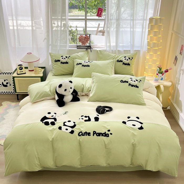 91家纺网 家纺一手货源 找家纺 一左一右 2024新款亲肤磨毛水洗棉拼接立体毛巾绣花卡通四件套儿童学生三件套床笠（提供买家秀） 熊猫派对-浅绿