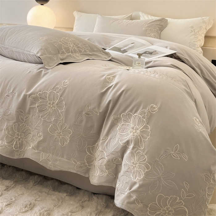 91家纺网 家纺一手货源 找家纺 艾莱家纺 2024新款A类新疆长绒棉加厚柔顺磨毛四件套-烂漫花开（风格二） 花开烂漫-大麦灰