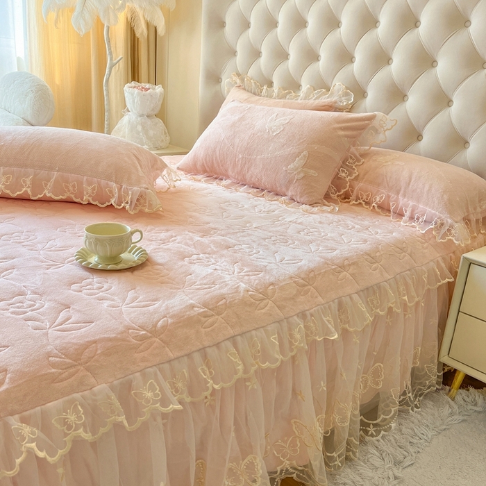 91家纺网 家纺一手货源 找家纺 （总）网红馆（ck家纺） 2025新款雕花绒牛奶绒床裙三件套-蝴蝶梦境