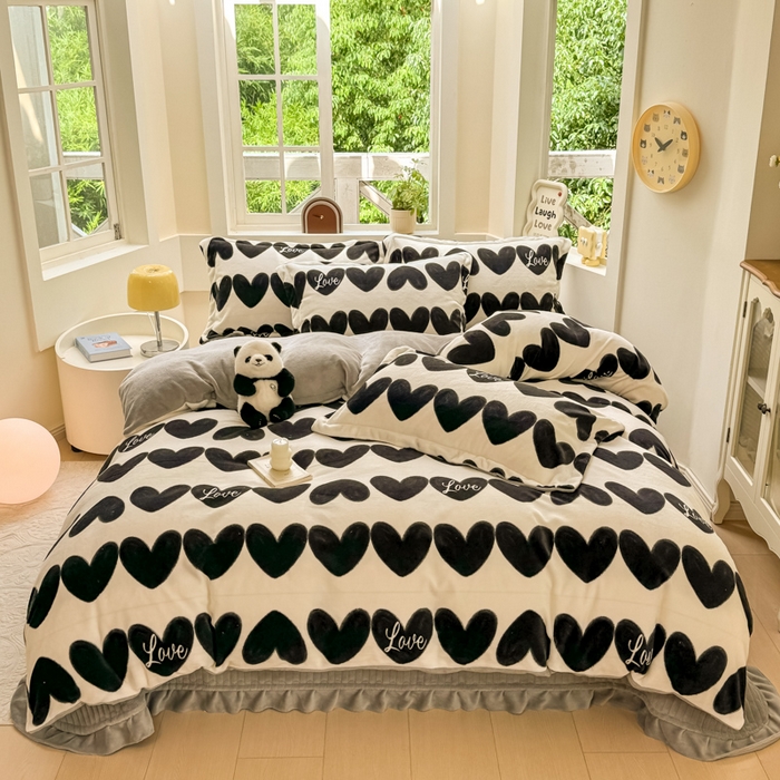 91家纺网 家纺一手货源 找家纺 梦可莱家居 2024秋冬牛奶绒韩系ins印花床盖四件套 黑爱心