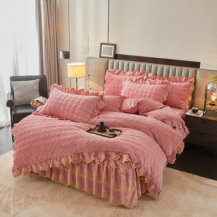 91家纺网 家纺一手货源 找家纺 虹星家纺 2024新款可拆卸宝宝绒夹棉床裙三四件套-盛世芳华 盛世芳华 梦粉