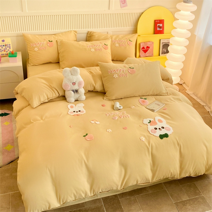 91家纺网 家纺一手货源 找家纺 一左一右 2024新款亲肤磨毛水洗棉立体毛巾绣花卡通四件套儿童学生三件套床笠（提供买家秀） 快乐兔兔-鹅黄