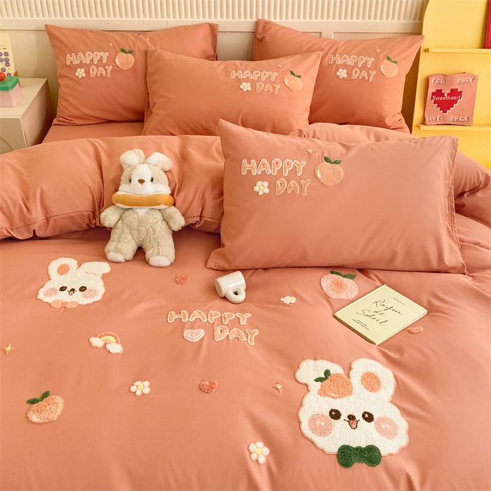 91家纺网 家纺一手货源 找家纺 一左一右 2024新款亲肤磨毛水洗棉立体毛巾绣花卡通四件套儿童学生三件套床笠（提供买家秀） 快乐兔兔-砖红