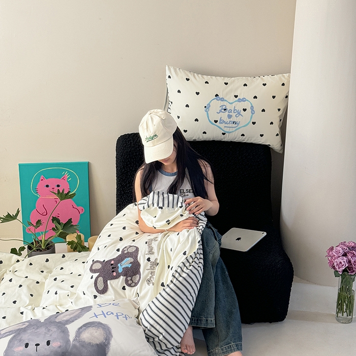 91家纺网 家纺一手货源 找家纺 2024新款全棉数码毛巾绣ins系列四件套 兔兔小姐