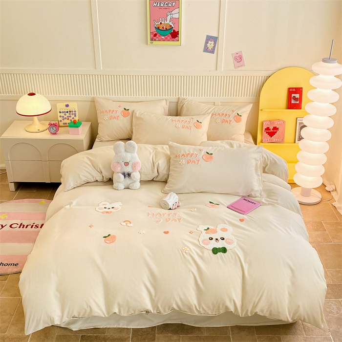 91家纺网 家纺一手货源 找家纺 一左一右 2024新款亲肤磨毛水洗棉立体毛巾绣花卡通四件套儿童学生三件套床笠（提供买家秀） 快乐兔兔-奶白