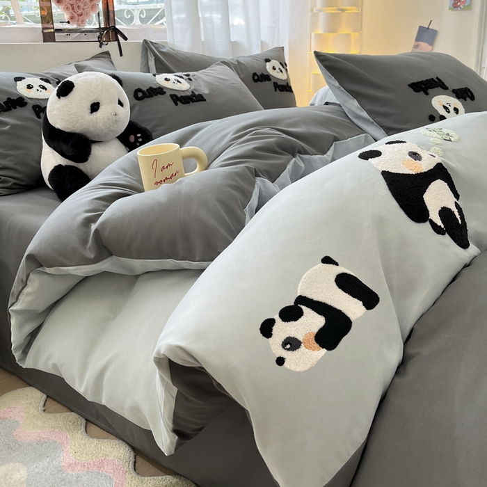 91家纺网 家纺一手货源 找家纺 一左一右 2024新款亲肤磨毛水洗棉拼接立体毛巾绣花卡通四件套儿童学生三件套床笠（提供买家秀） 熊猫派对-灰色