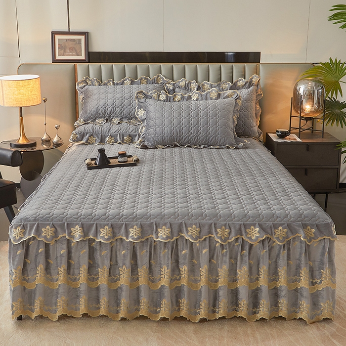 91家纺网 家纺一手货源 找家纺 虹星家纺 2024新款可拆卸宝宝绒夹棉床裙三件套-盛世芳华 盛世芳华 梦灰