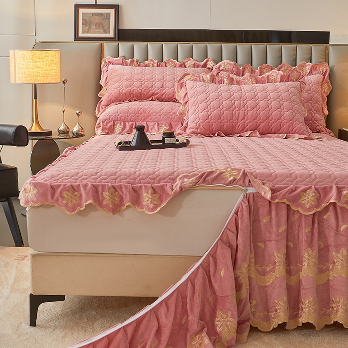 91家纺网 家纺一手货源 找家纺 虹星家纺 2024新款可拆卸宝宝绒夹棉床裙三件套-盛世芳华 盛世芳华 梦粉